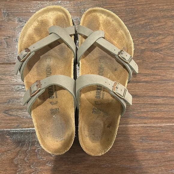 Cross Toe Birkenstock - Picture 1 of 3